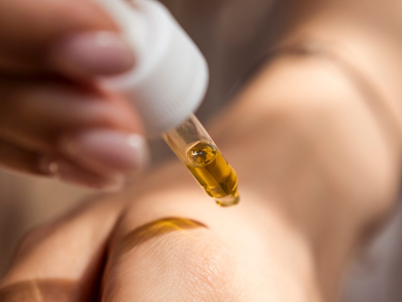 CBD dråber på hud